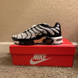 Nike Air Max Plus White Black Metallic Gold